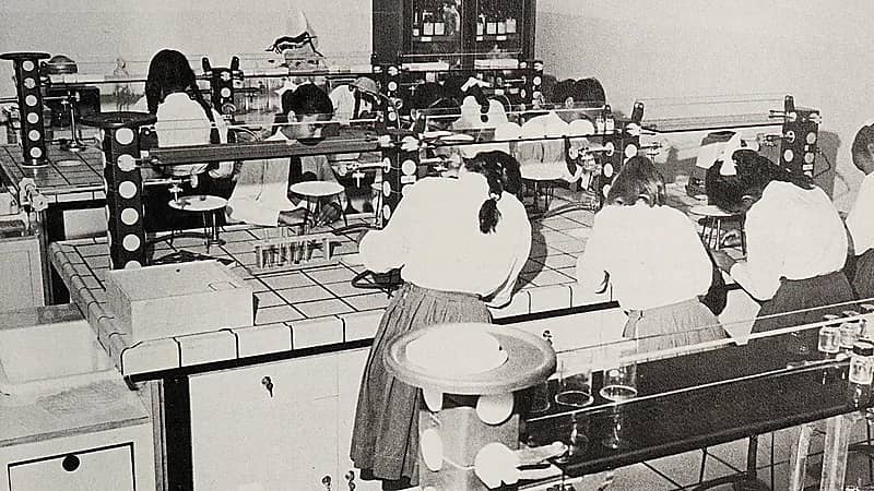 صورة تاريخية لـ طالبات مدرسة دار الحنان خلال إجراء تجربة معملية قبل 58 عامًا