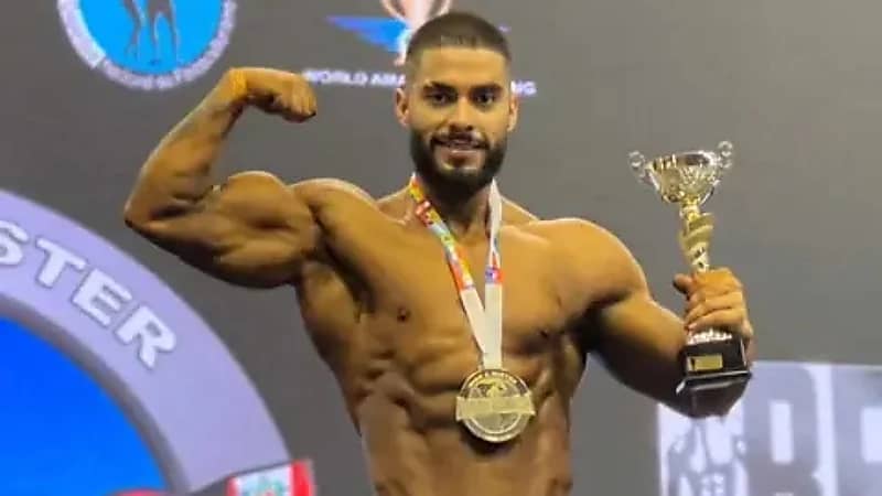 العثور على بطل كمال أجسام مقتولا داخل حمام حانة