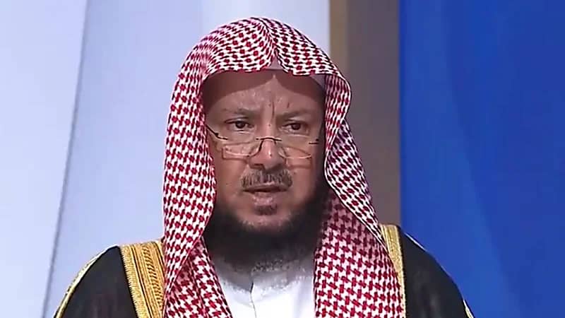 حكم سكب الماء في الخلاء .. فيديو