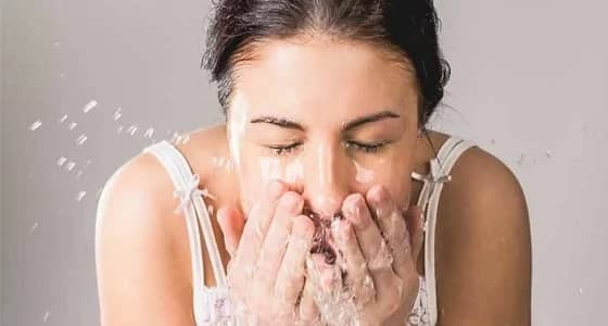 خبراء يحسمون الجدل: الماء الفاتر أفضل لصحة بشرتك