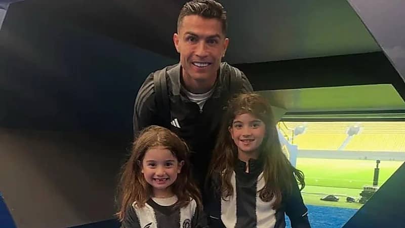 رونالدو يهدي قميصه لحفيدتي مدرب الشباب