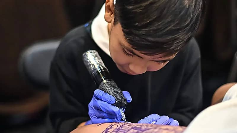 نابات .. فنَّان وشم تايلاندي يبلغ 9 سنوات