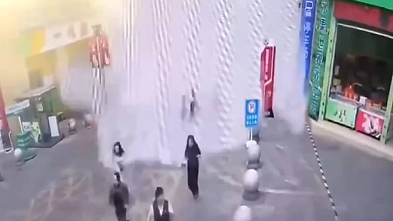 أشخاص جرفتهم مياه مسبح على سطح مبنى خلال زلزال الصين .. فيديو