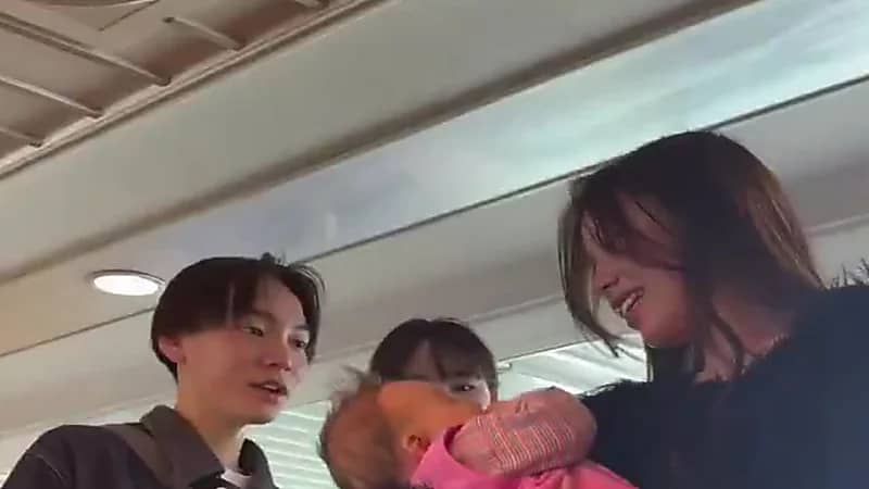 مجموعة من اليابانيين يتجمعون حول طفل رضيع في أحد المطاعم .. فيديو