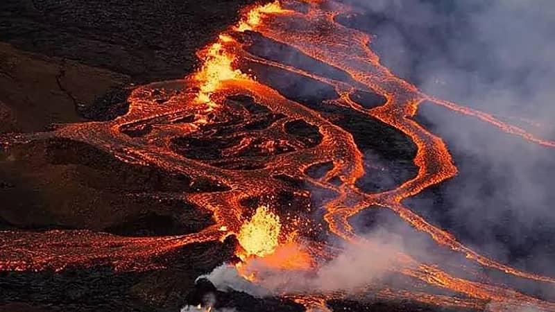 أيسلندا ترفع حالة التأهب وسط مخاوف من ثوران بركاني وشيك  ..  فيديو