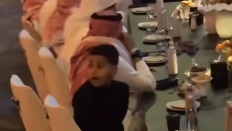 خالد ابن الفنان محمد عبده يتفاعل مع الجمهور وهم يهتفون باسم والده... فيديو