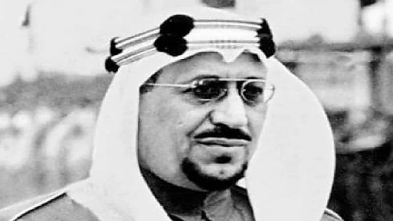 صورة نادرة للملك سعود بن عبدالعزيز مع بعض انجاله