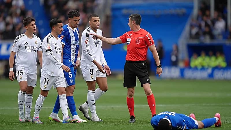 ردة فعل  مبابي بعد طرده أمام ألافيس