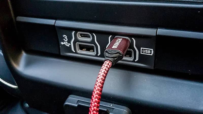 4 طرق استخدام منفذ USB داخل المركبة