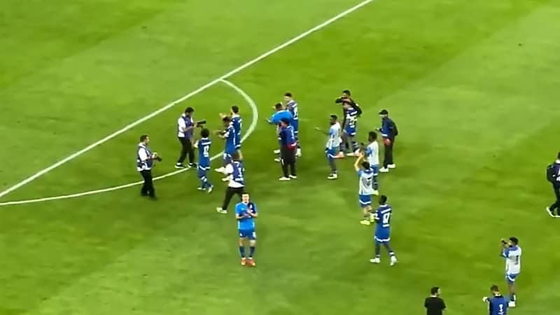 لاعبو الهلال وغوانغجو يحييان جماهير الهلال .. فيديو