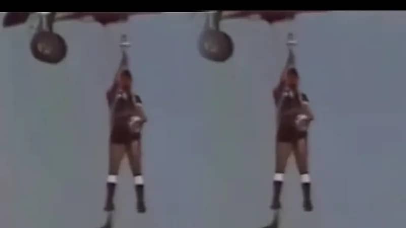 مقطع نادر لحكم مباراة الاتحاد والهلال يصل الملعب عبر إنزال جوي قبل 40 عام.. فيديو