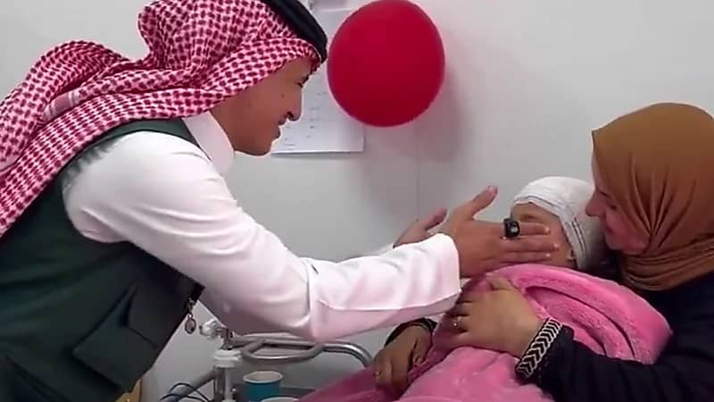 تونسية تبكي فرحا لنجاح زراعة قوقعة لطفلتها ضمن برنامج سمع السعودية ..فيديو