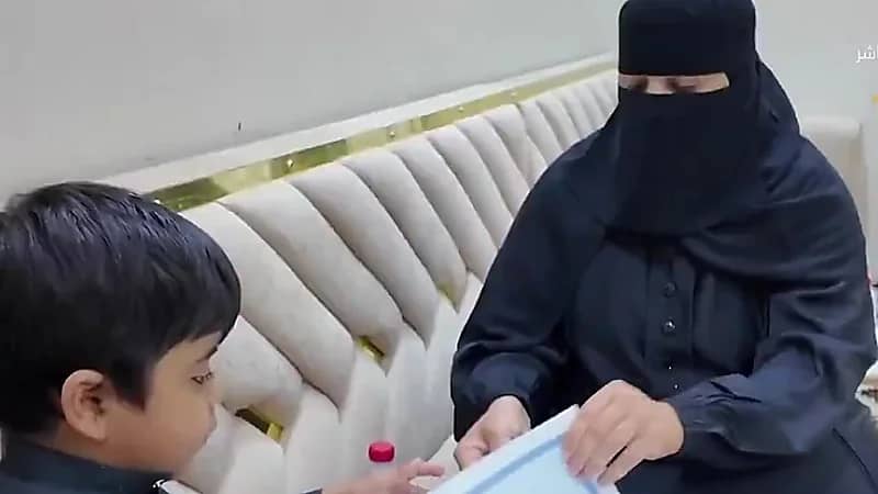 أم تتبرع بكليتها لطفلها وتكتب له حياة جديدة .. فيديو