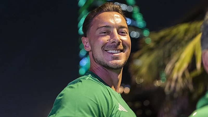 يايسله يشارك الجمهور الهتاف باسم فيرمينو .. فيديو