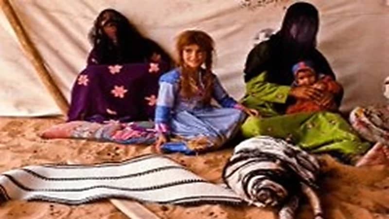 صور عفوية لمواطنات برفقة أبنائهن قبل 42 عاما