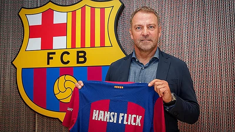 فليك مدربا لبرشلونا عاما أخر