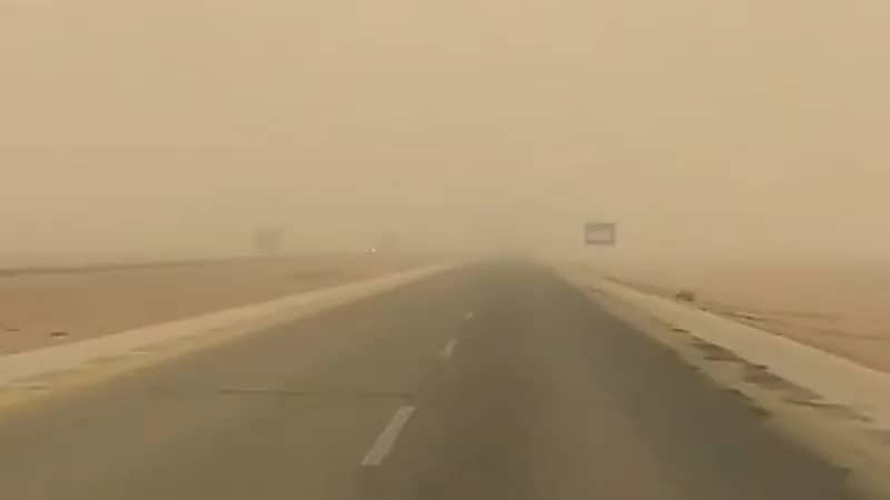 غبار كثيف يغطّي سماء حفر الباطن ..فيديو