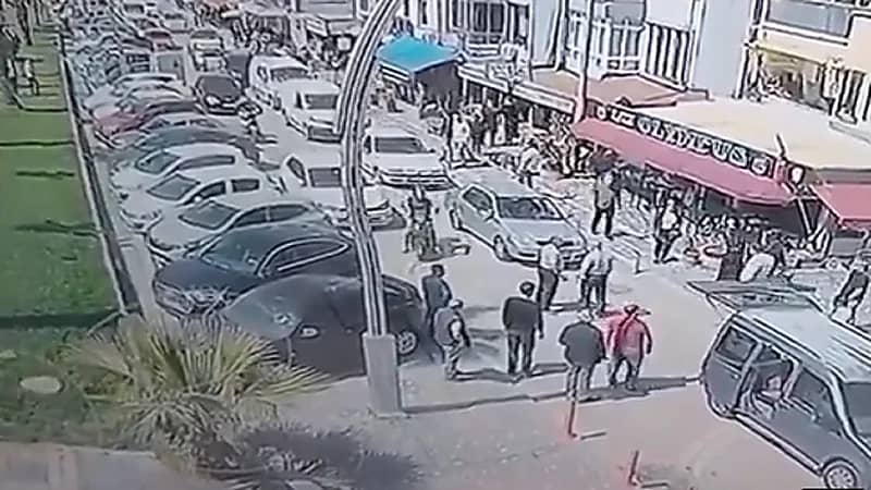 رجل يخطف زوجته بمساعدة أصدقائه .. فيديو