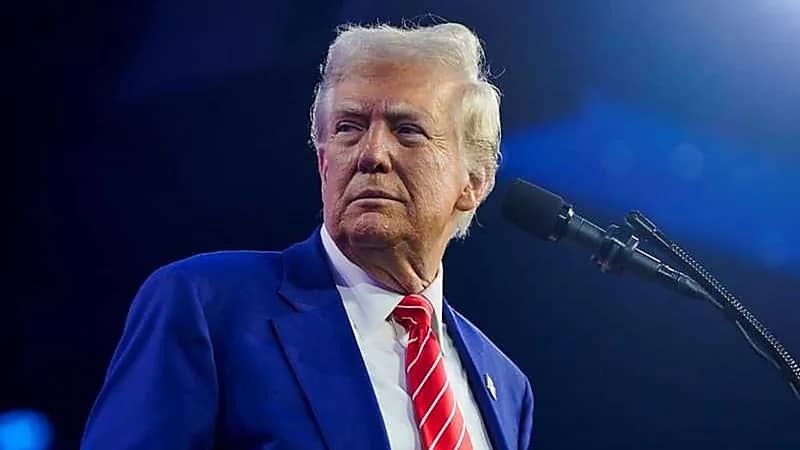 ترامب يهدد بفرض رسوم بنسبة 25% على منتجات أبل