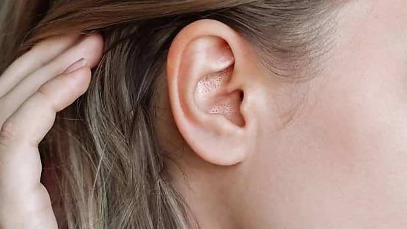 إهمال تنظيف خلف الأذن قد يسبب التهابات قاتلة