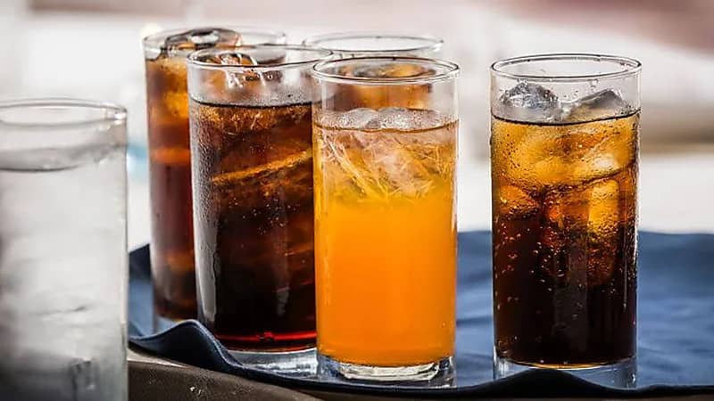 تحذير طبي من الإفراط في المشروبات الغازية بعد إزالة 35 حصوة من مثانة مريض