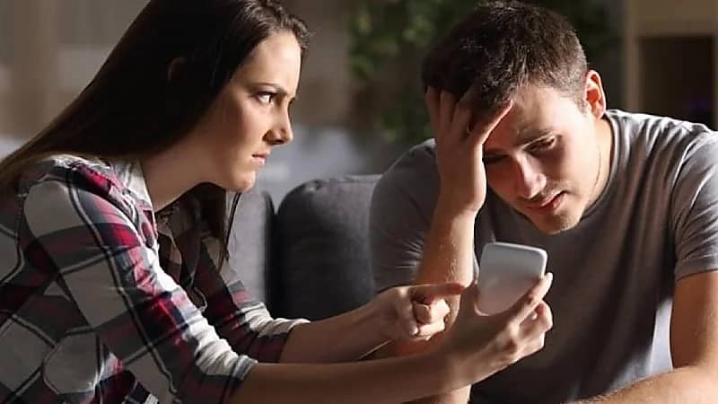 فتاة تخلع زوجها بسبب لايك على فيسبوك