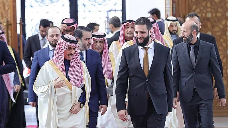 وزير الخارجية ووفد اقتصادي رفيع المستوى يصل دمشق في زيارة رسمية