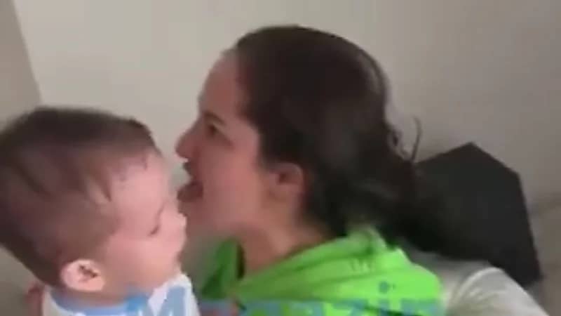 أب يوثق لحظات التعذيب الوحشي الذي يتعرض له طفله على يد والدته.. فيديو