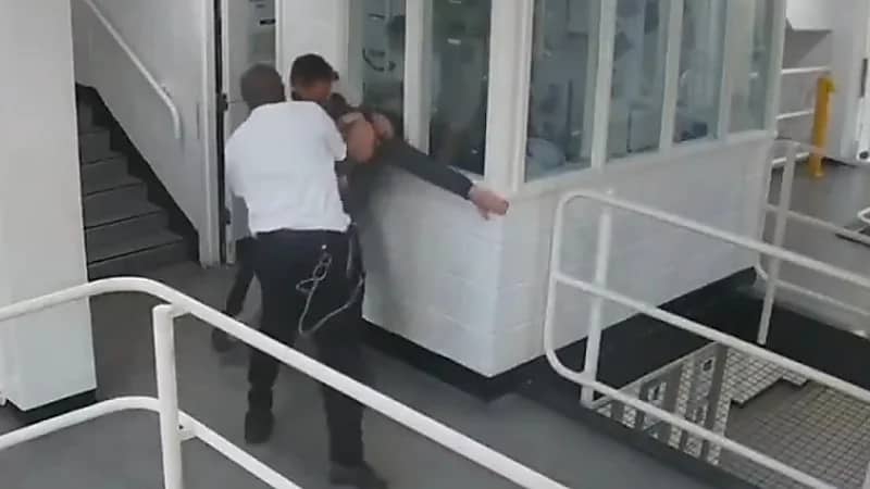 لقطات مرعبة لهجوم سجين على حارس بسجن بريطاني .. فيديو