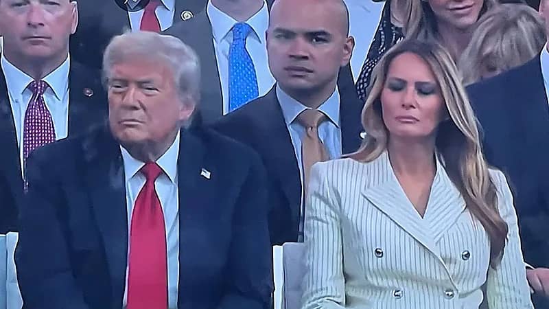 غفوة ميلانيا تلفت الأنظار في احتفال عيد ميلاد ترامب.. صورة