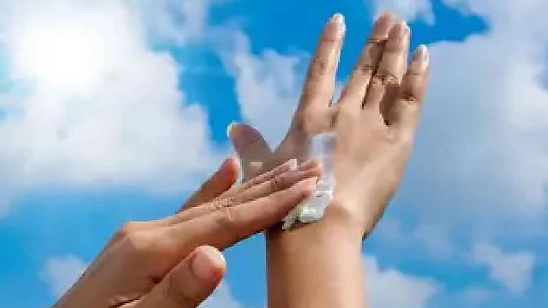 مختص يوضح الكمية المناسبة من واقي الشمس للحماية الكاملة