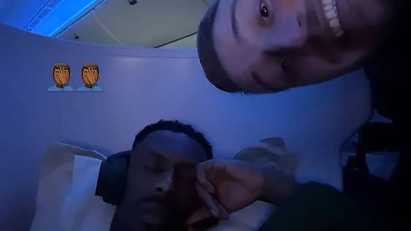 سافيتش يمازح كنو أثناء نومه ويلتقط سيلفي عفويًا معه