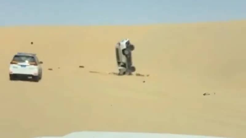 حادث غريب لسيارة في الصحراء يثير الجدل على منصات التواصل ..فيديو