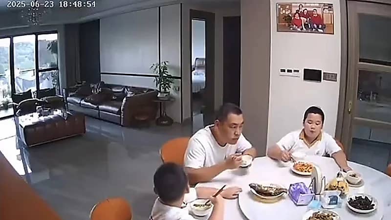 تصرف غير متوقع لطفل صيني لحظة وقوع زلزال أثناء تناوله الغداء.. فيديو