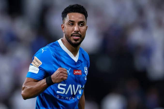 الدوسري يرفع شعار الهلال من الأرض بعد فوز "الزعيم" الكبير.. فيديو