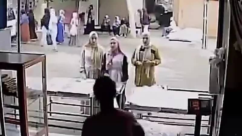 كاميرا مراقبة ترصد اللحظات الأخيرة لفتيات العنب قبل حادث التصادم المروع .. فيديو