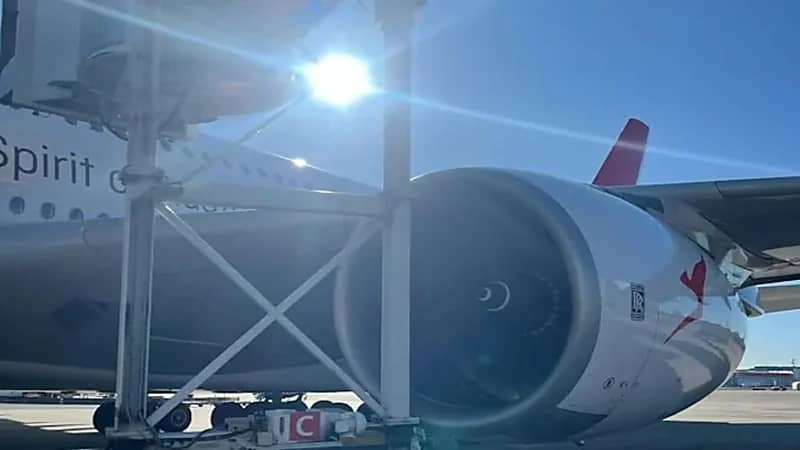 اصطدام محرك طائرة بجسر تصعيد الركاب.. صور