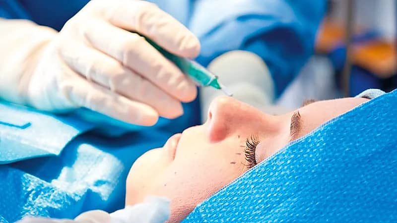 فرنسية تقاضي طبيب تجميل مصري بتهمة تشويه وجهها