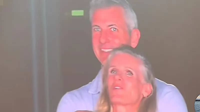 حفل كولدبلاي يفضح خيانة رجل أعمال شهير لزوجته..فيديو