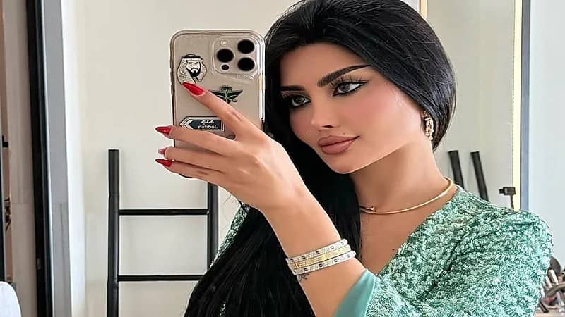 ملكة كابلي تخطف الأنظار في أحدث ظهور.. صور