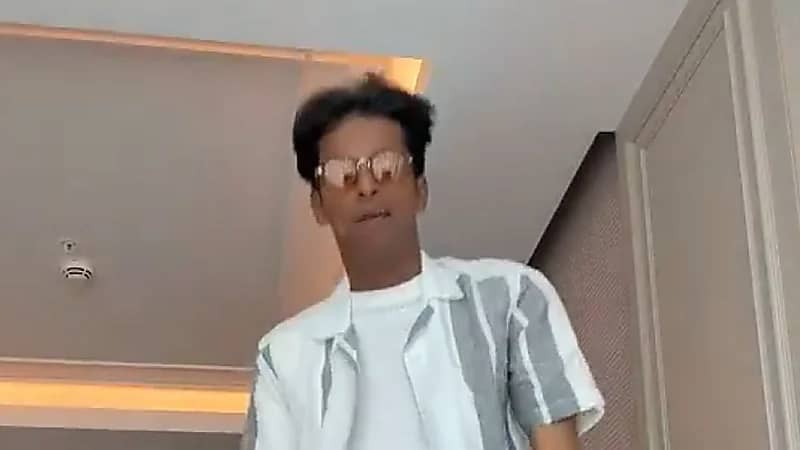 قعيد المجد يتفاعل مع أغنية "أنا بطلع أنت تنزل" ..فيديو