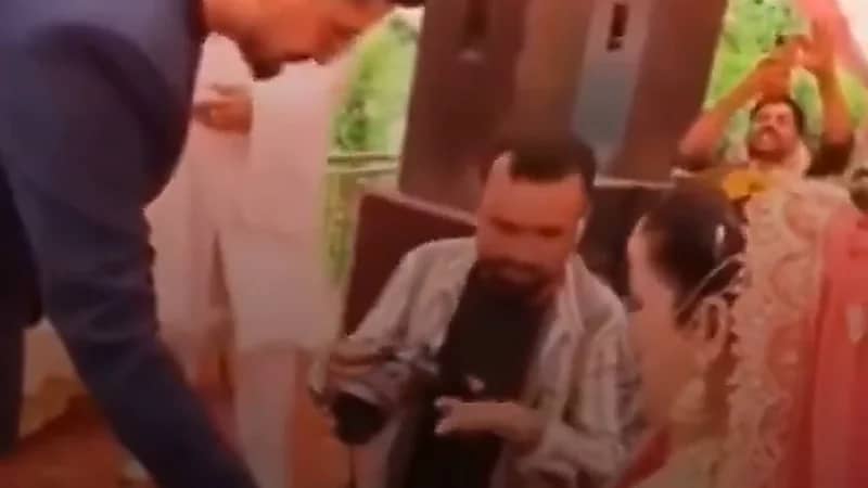 زواج شقيقين من فتاة واحدة يثير الجدل على مواقع التواصل ..فيديو