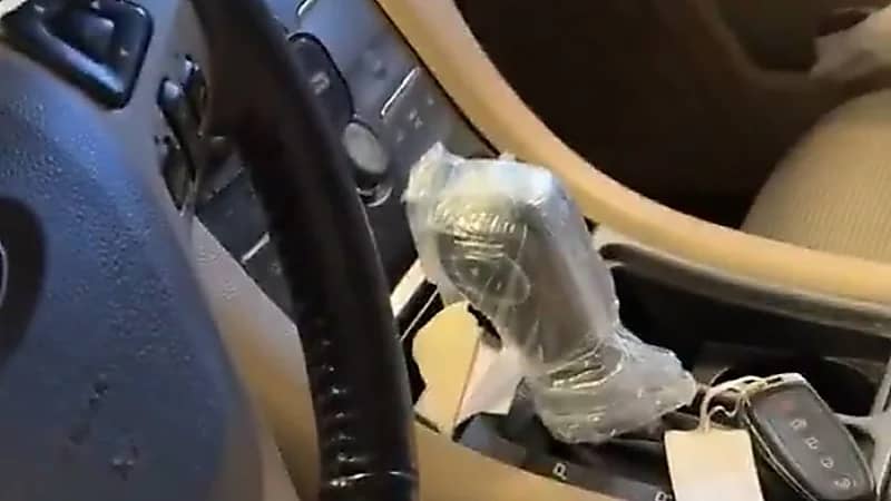 خبير سيارات يكشف عن حل لمشكلة بسيطة ومكلفة في السيارة ..فيديو