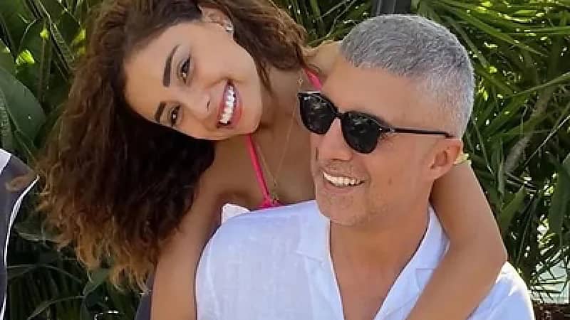 أوزجان دينيز يروي بداية علاقته بشابة إيرانية : قلت لها لا فأصبحت زوجتي