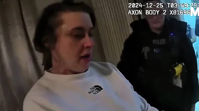 السجن مدى الحياة لامرأة طعنت حبيبها السابق لنشره صورته على تطبيق تيندر ..فيديو