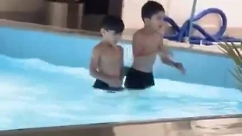 مقطع لطفلين يصليان داخل مسبح يثير الجدل ..فيديو