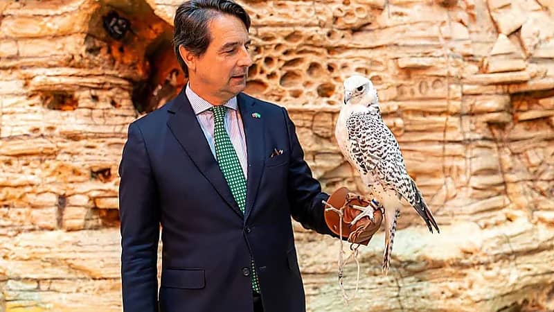 السفير البرتغالي يزور المزاد الدولي لمزارع إنتاج الصقور .. صور