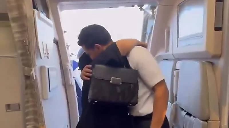 طيار سعودي يفاجئ والدته بأنه هو من يقود الطائرة..فيديو