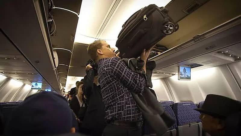 عصابات منظمة تثير قلق شركات الطيران مع تزايد سرقات الركاب .. فيديو