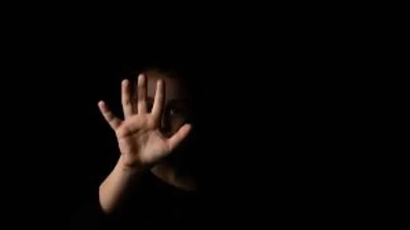 فتاة تتقدم ببلاغ ضد شخص تتهمه بالتحرش بها داخل باص عام